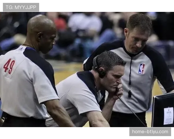 NBA裁判新规实施在即：耳机连线回放中心，提升判罚沟通效率